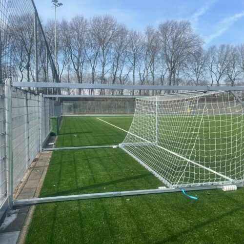 Wegdraaibaar jeugd voetbaldoel: JVD165 21 De uitvoering van dit voetbaldoel met een nethakenloos doelprofiel. Het absolute topsegment wegdraaibare jeugd voetbaldoelen. Diepte van 3,5 tot en met 4,5 meter.