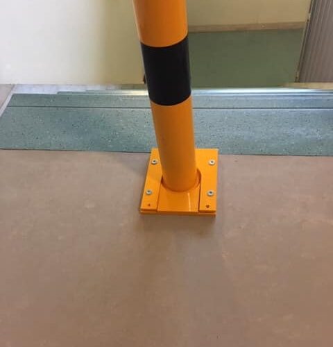 Wegneembare afzetpalen rond 76mm en 89mm 32 Netjes en duurzaam. In en handomdraai te verwijderen. Deze wegneembare afzetpaal staat in een verzorgingstehuis in Amsterdam. OP aanvraag in bijna iedere ral kleur leverbaar.