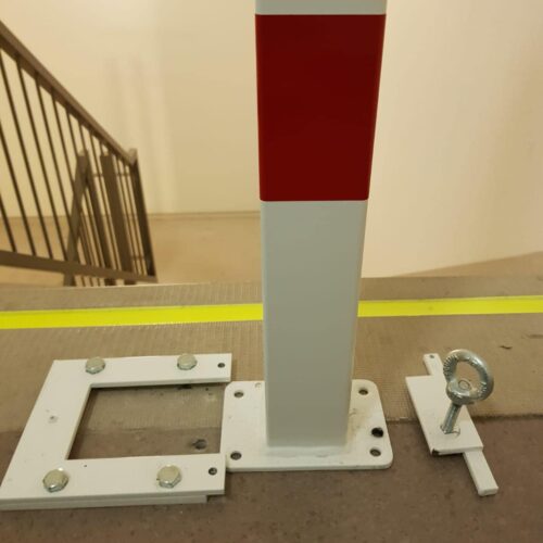 Wegneembare afzetpalen 70x70mm 5 Wegneembare afzetpaal, detailfoto. Deze is wit-rood gecoat.