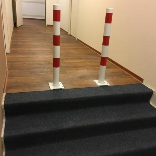 Wegneembare afzetpalen rond 76mm en 89mm 27 Twee afzetpalen naast elkaar zodat er gaan rolstoel naar beneden kan rollen. Wit met rode reflecterende strepen. Deze kunnen in iedere ral kleur geleverd worden en ook zonder de reflectie.
