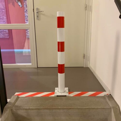Wegneembare afzetpalen rond 76mm en 89mm 35 Wegneembare parkeerpalen rood-wit. Ideaal in verzorgingstehuizen en ziekenhuizen voor trapgaten.