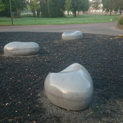 Betonnen zitelement - De Love-stone 21 Onze Love-stones, grote zitstenen bij de universiteit in Wageningen.