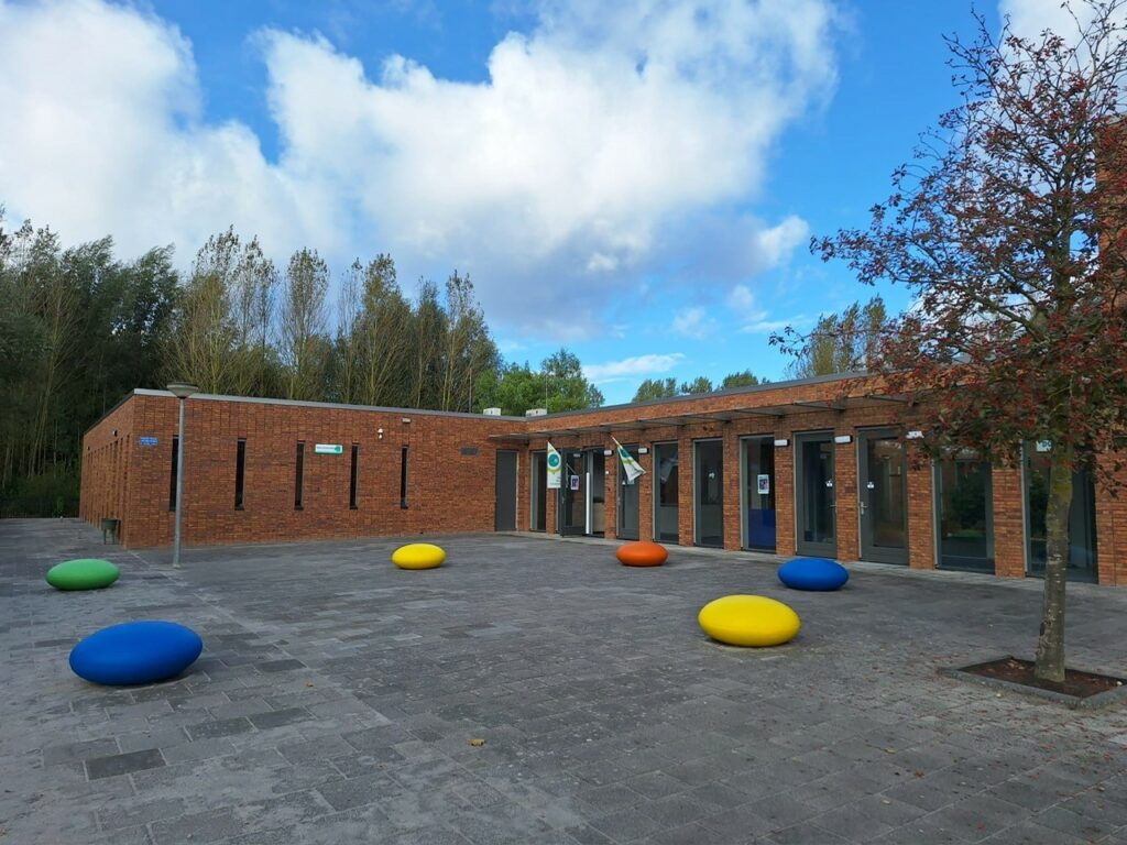 Voetbaldoel voor schoolplein of openbare ruimte 13 Betonnen zitelementen, ideaal op speel- en schoolplein. Deze Smartie in diverse kleuren liggen in Lelystad bij de Herman Bekiusschool.