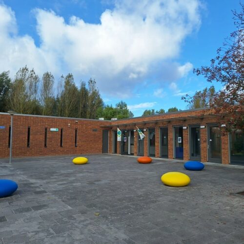 Betonnen zitelementen. De reuzen Smartie 60 Betonnen zitelementen, ideaal op speel- en schoolplein. Deze Smartie in diverse kleuren liggen in Lelystad bij de Herman Bekiusschool.