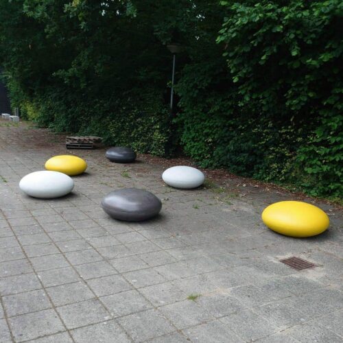 Betonnen zitelementen. De reuzen Smartie 68 Reuze smarties gecoat in het geel, wit en antraciet