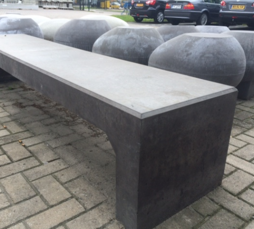Betonnen zitelement - De Love-stone 23 OP de voorgrond onze betonnen U-bank en daarachter een serie kleine zitstenen van ca 200kg in antraciet. Klaar om uitgeleverd te worden.