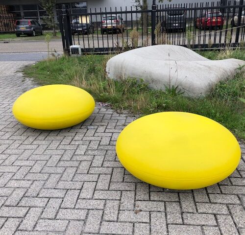 Betonnen zitelementen. De reuzen Smartie 51 Vrolijk en duurzaam straatmeubilair, de Smarties van SKWshop