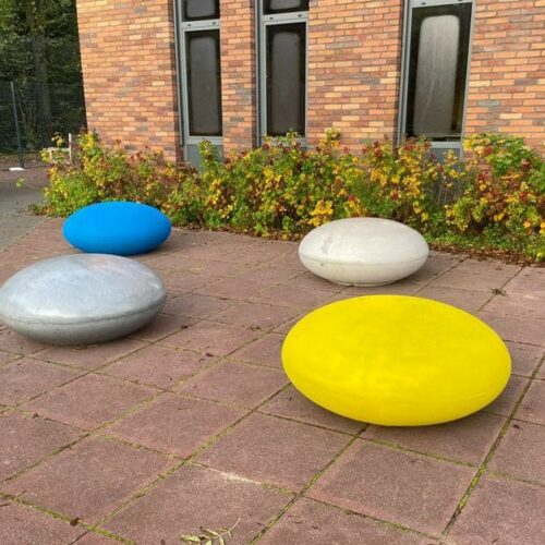 Betonnen zitelementen. De reuzen Smartie 69 Ook deze leuke zitstenen liggen in Doetinchem bij VSO de Isselborgh. Absoluut een aanwinst voor hun schoolplein.