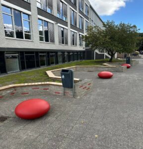 Onze Bima buitenafvalbakken en onze leuke ronde zitelementen zitstenen model Smartie.
