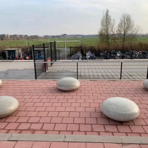 Betonnen zitelementen. De reuzen Smartie 65 Vrolijk, duurzaam en voordelig park- straatmeubilair. Smarties van SKWshop