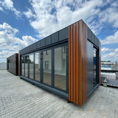 Flexibele kantoorunit 7x3m – modulaire unit voor elke locatie 10 Luxe kantoorunit, optioneel uitgevoerd met een grote raampartij aan de voorzijde voor optimaal zicht, bijvoorbeeld op een bouwplaats.