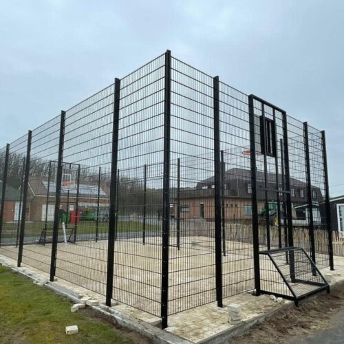 Pannakooi met basketbal 153 Op klinker ondergrond geleverde en gemonteerde geluidsarme pannakooi met wanden van 4 meter hoog en basketbalborden in Middelkerke