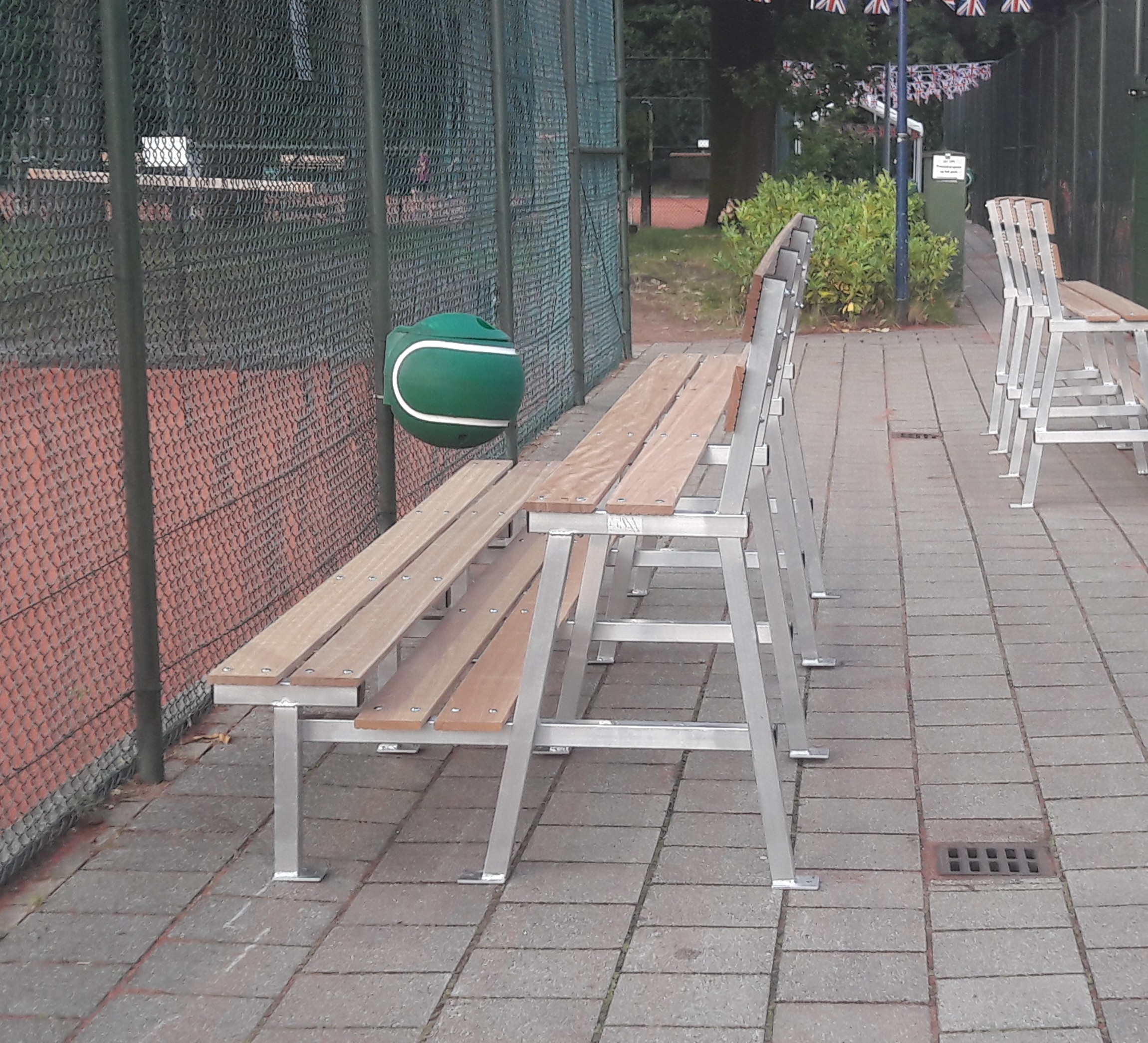 Mini tribune met 2 zitrijen voor tennisbaan