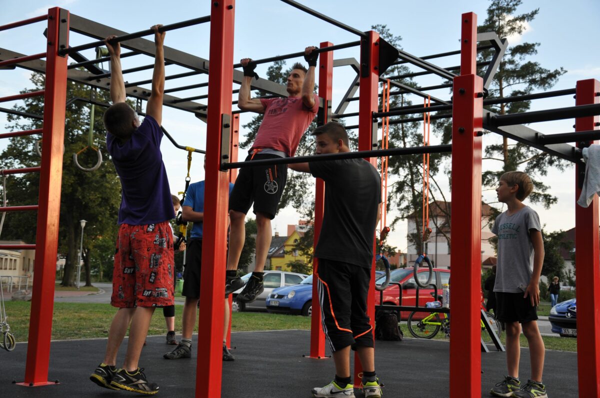 Waarom buitenfitness steeds populairder wordt in Nederland 1 Calisthenics toestel voor buiten met pull-up bars en monkey bars in een openbaar beweegpark