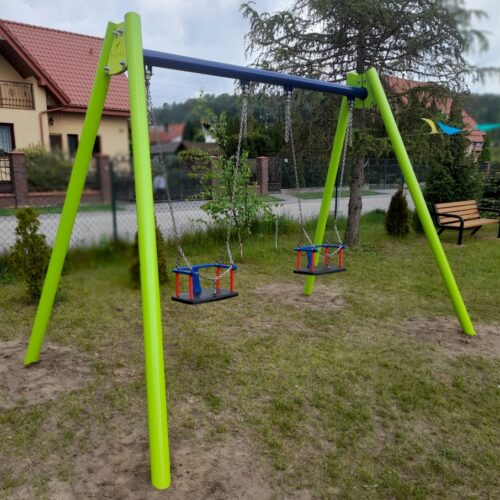 Met een stevig frame en comfortabele zitjes stimuleert deze schommel de ontwikkeling van balans, coördinatie en motorische vaardigheden terwijl kinderen plezier maken in de frisse buitenlucht.