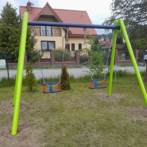 De royale afmetingen van 3,20 x 2,00 m en een totale hoogte van 2,34 m maken deze dubbele schommel geschikt voor kinderen van verschillende leeftijden en zorgen voor een veilige speelomgeving.