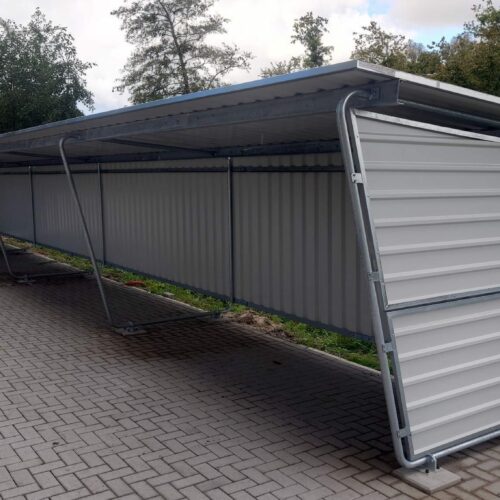 Onze overkapping Karin. Een basisdeel met 3 aanbouwdelen waardoor en een fietsoverkapping ontstaat met een lengte van 17.2m. Ideaal voor scholen en bedrijven die voor een scherpe prijs hun medewerkers een droge plek willen geven om hun rijwiel te stallen.