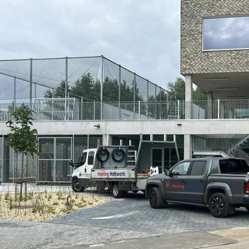 Maatwerk sportkooien en voetbalkooien 161 Overdekte sportkooi op dak in België met netoverdekking, antivandalisme voetbaldoelen en basketbalvoorzieningen.