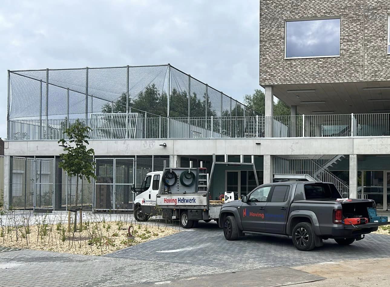 Maatwerk sportkooien en voetbalkooien 67 Overdekte sportkooi op dak in België met netoverdekking, antivandalisme voetbaldoelen en basketbalvoorzieningen.