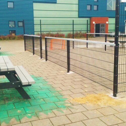 Kunststof picknickset Oslo 50 Geluidsarme pannakooi 5 x 10 meter met leunprofiel en picknickset op schoolplein