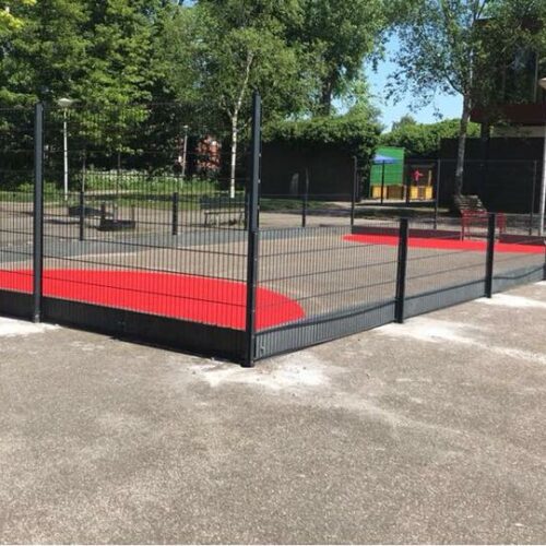 Maatwerk sportkooien en voetbalkooien 122 Pannaveld met hockeyslagplanken in Amsterdam 7.5 x 15m geplaatst op asfalt.