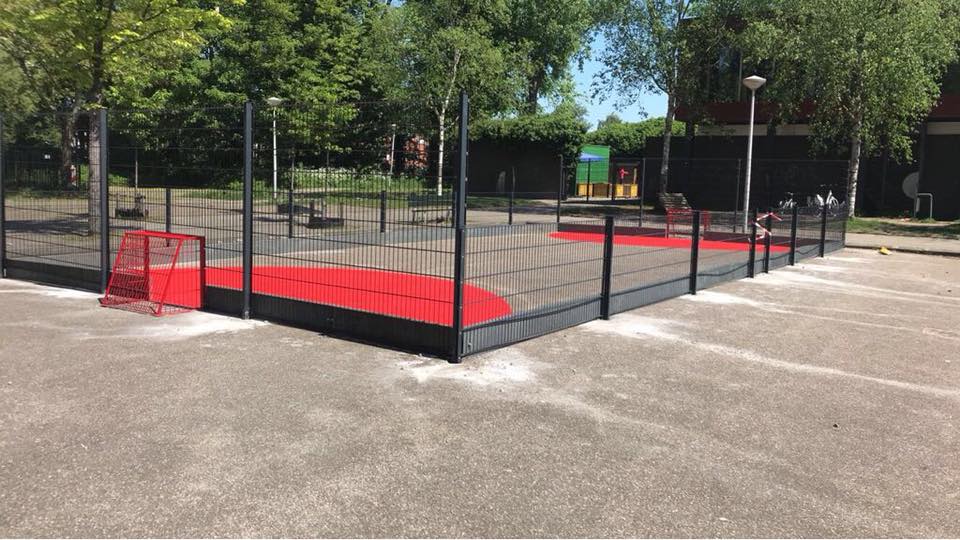 Maatwerk sportkooien en voetbalkooien 28 Pannaveld met hockeyslagplanken in Amsterdam 7.5 x 15m geplaatst op asfalt.
