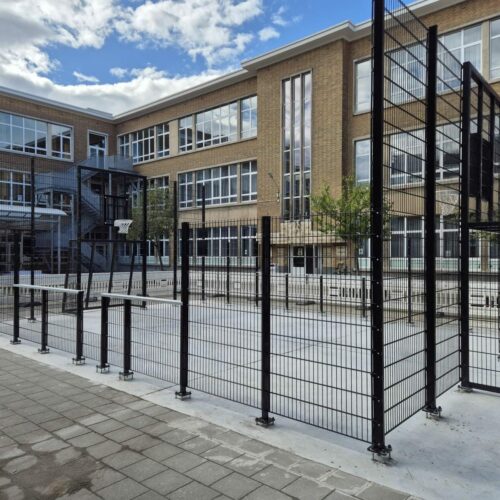 Maatwerk sportkooien en voetbalkooien 97 Pannakooi in Berchem Vlaanderen door SKWshop geleverd en gemonteerd op schoolplein.