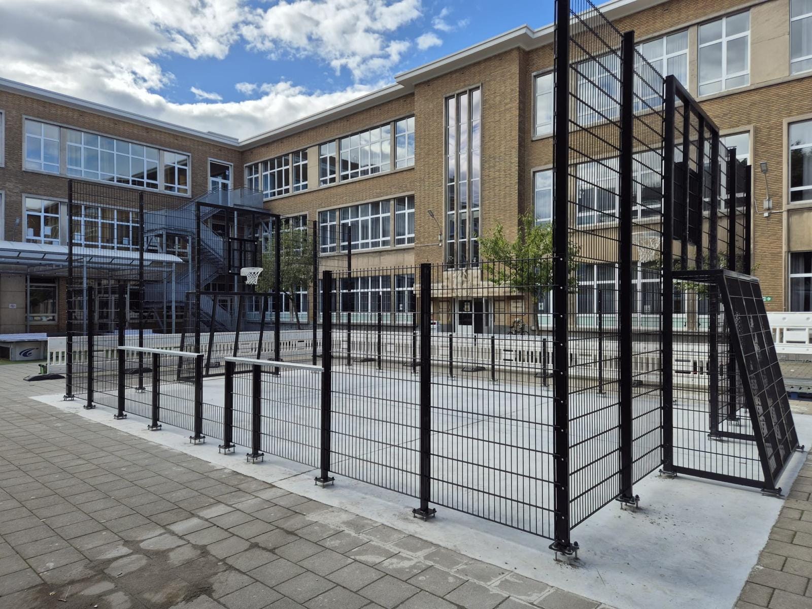 Maatwerk sportkooien en voetbalkooien 3 Pannakooi in Berchem Vlaanderen door SKWshop geleverd en gemonteerd op schoolplein.