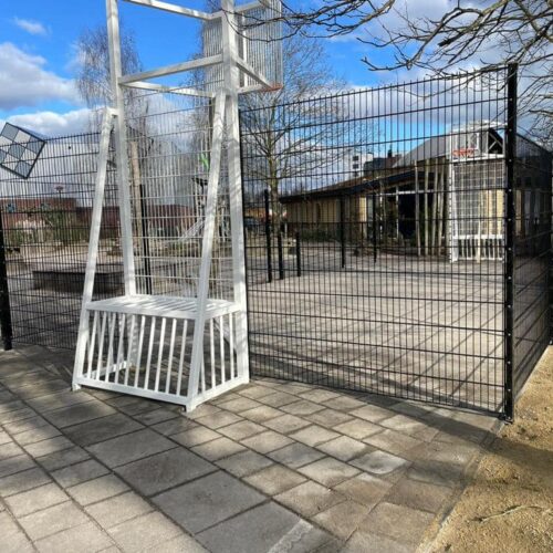 Pannakooi met basketbal 140 Pannakooi 6 x 10m met basketbal op schoolplein met tegels als speelvloer