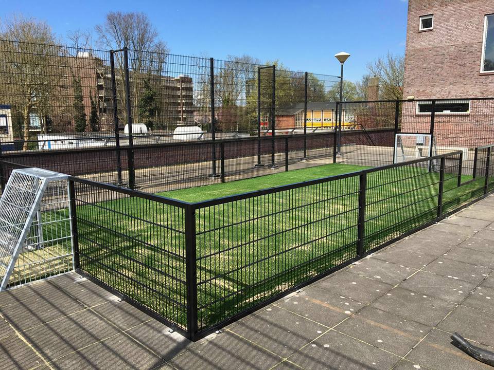 Maatwerk sportkooien en voetbalkooien 9 Geluidsarme pannakooi met kunstgras