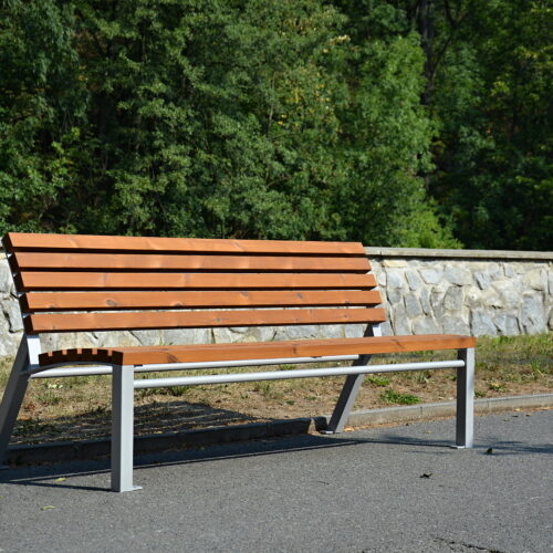 Parkbank met stalen frame en houten zitting en rugleuning
