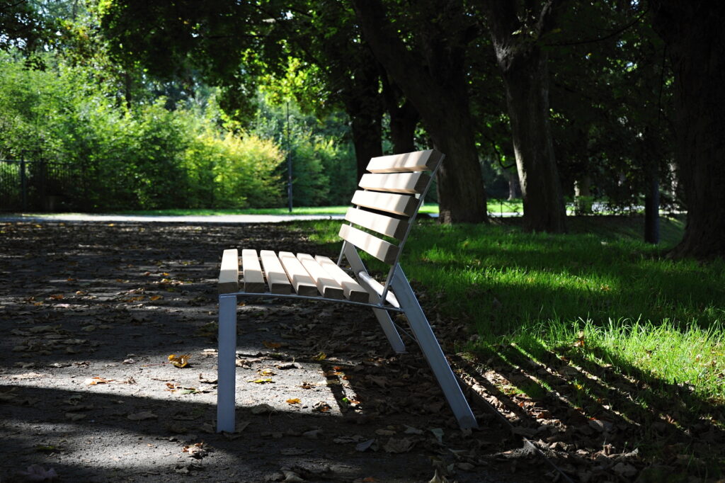 Waar plaatst u een parkbank of picknickset? Praktische lessen uit onderzoek 7 Parkbank model One is ontworpen voor comfort, stabiliteit en een lange levensduur in iedere buitenomgeving.
