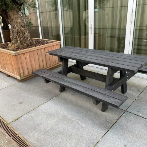 Kunststof picknickset Oslo 61 Onderhoudsvrije kunststof picknickset Oslo in zwarte uitvoering geplaatst bij Restaurant YIP in Groningen