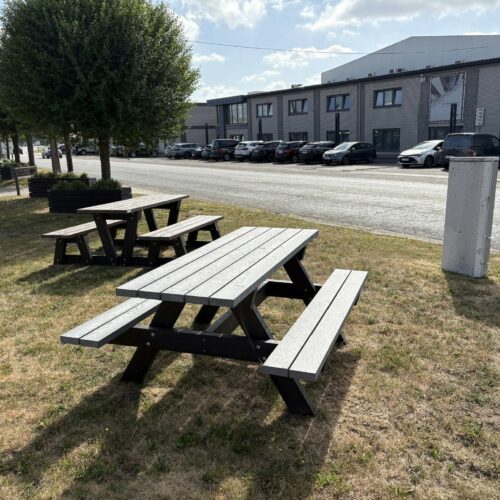 Kunststof picknickset Oslo 38 Onderhoudsvrije kunststof picknickset op schoolplein geschikt voor intensief gebruik