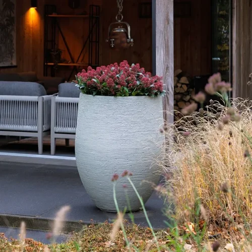 Ontdek de KIVO plantenbak met bodem van stonecore. Sterk, duurzaam en perfect voor tuin, terras of semi-openbare ruimtes.