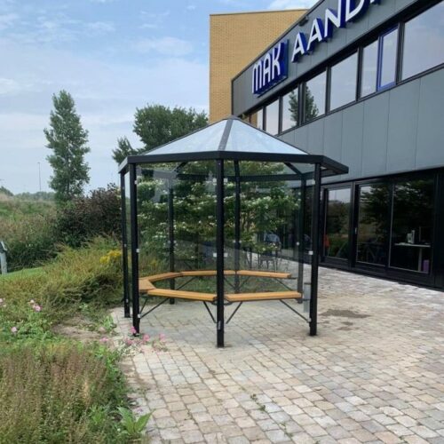 Luxe rokersruimte buiten glas eb staal met zitbanken bij Mak aandrijvingen op terrein