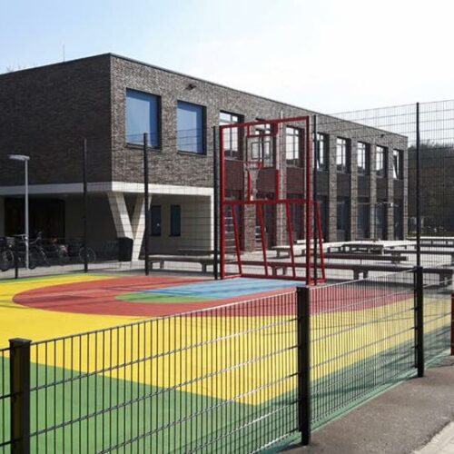 Maatwerk sportkooien en voetbalkooien 126 Grote maatwerk sportkooi in Rotsoord Utrecht met voetbaldoel-basketbalcombinaties en Granuplast speelvloer ontworpen door een architec