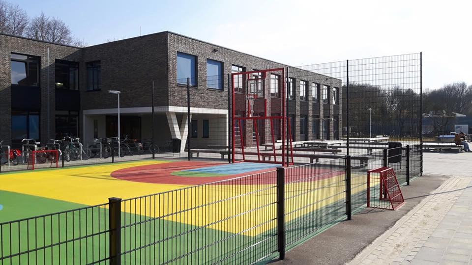 Maatwerk sportkooien en voetbalkooien 32 Grote maatwerk sportkooi in Rotsoord Utrecht met voetbaldoel-basketbalcombinaties en Granuplast speelvloer ontworpen door een architec