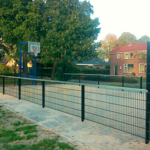 Maatwerk sportkooien en voetbalkooien 133 Geluidsarme multisportkooi van 7,5 x 15 meter in Appelscha met voetbaldoel-basketbalcombinaties en leunprofiele