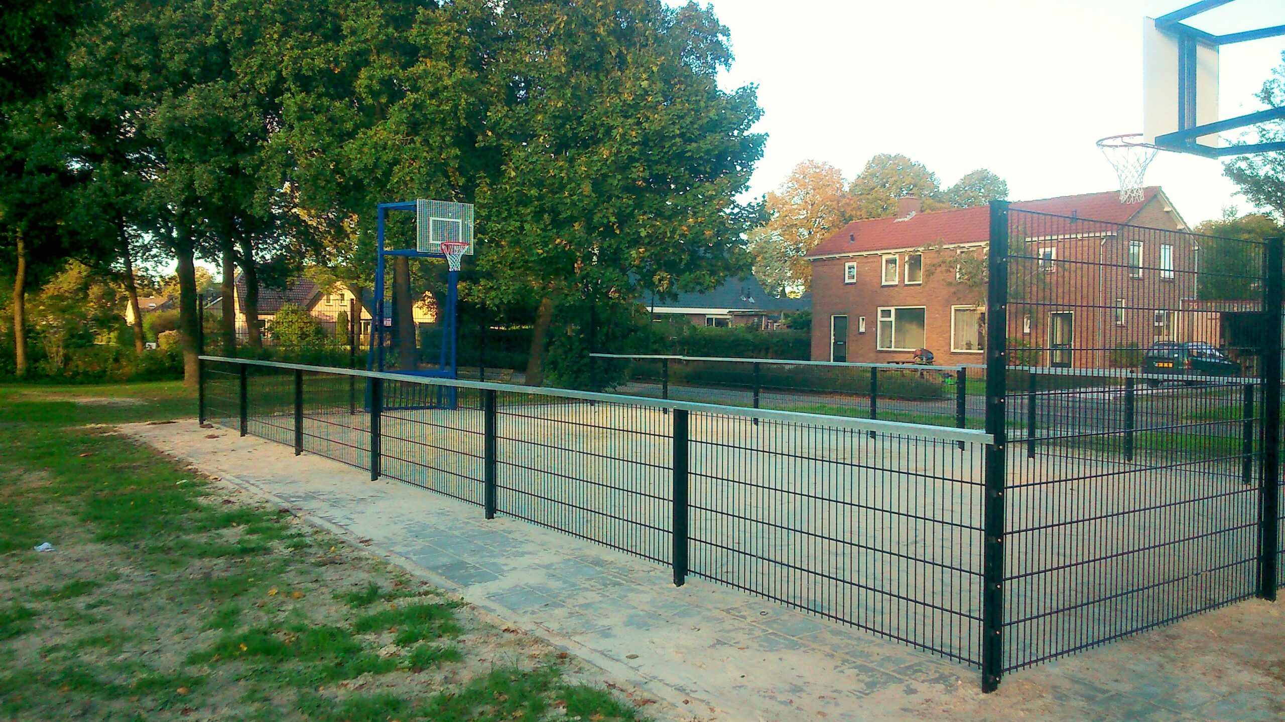Maatwerk sportkooien en voetbalkooien 39 Geluidsarme multisportkooi van 7,5 x 15 meter in Appelscha met voetbaldoel-basketbalcombinaties en leunprofiele
