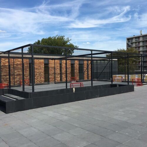 Maatwerk sportkooien en voetbalkooien 131 Maatwerk daksportkooi in Leiden met speciaal gelaste constructie, zes voetbaldoelen en netoverdekking op een schooldak.