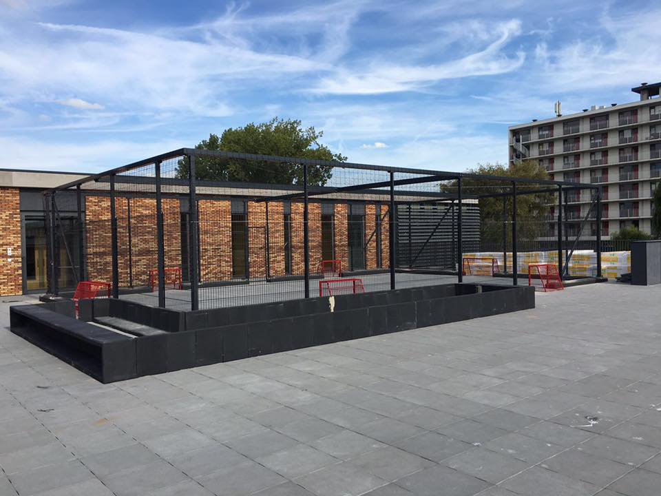 Maatwerk sportkooien en voetbalkooien 37 Maatwerk daksportkooi in Leiden met speciaal gelaste constructie, zes voetbaldoelen en netoverdekking op een schooldak.