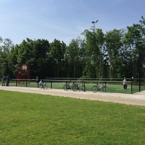 Voetbalkooi Supreme 30 Sporters maken gebruik van een multifunctionele geluidsarme voetbalkooi met basketbal en kunstgras in Zeewolde