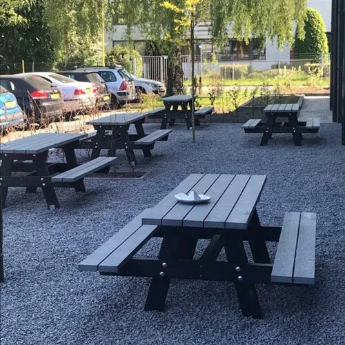 Vijf onderhoudsvrije kunststof picknicksets Oslo geplaatst bij De Vries Trappen in Heerenveen