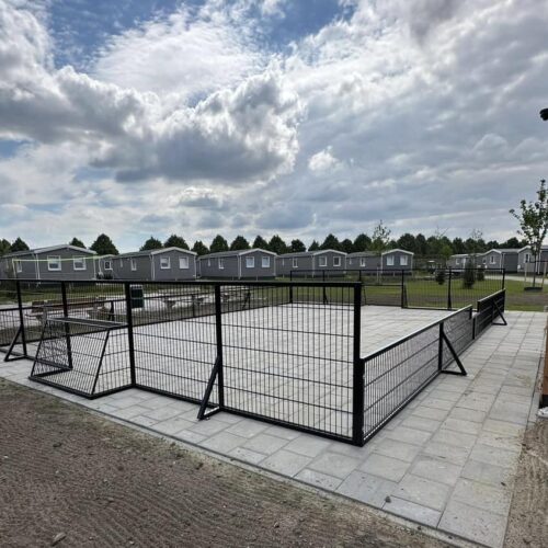 Hoogwaardige pannakooi in zwart RAL 9005. Geluidsarme, gelaste panelen en direct beschikbaar door annulering. Ideaal voor sport- en speelterrei