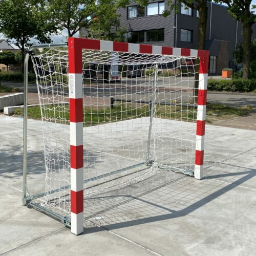 Ideaal voor binnen en buiten. Inklapbaar mini handbaldoel 2×1,6 m. Geleverd inclusief net en haken. Ideaal voor trainingen, jeugd en als multifunctioneel sportdoel.
