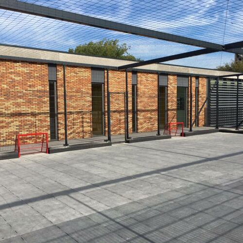 voetbalkooi op dak van een school in Leiden geplaatst met een netoverdekking