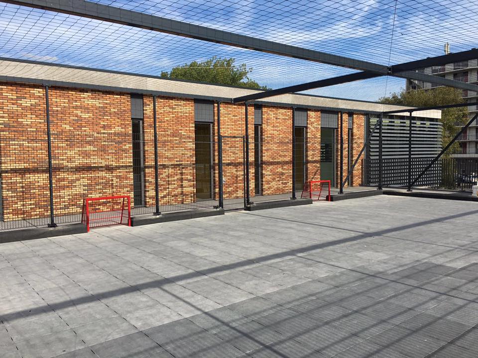 Maatwerk sportkooien en voetbalkooien 1 voetbalkooi op dak van een school in Leiden geplaatst met een netoverdekking