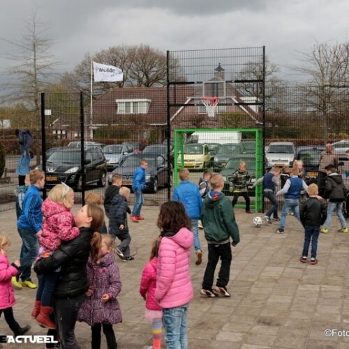 Voetbalkooi Supreme 31 Hans Nijland opent officieel een multifunctionele sportkooi in Westerwolde