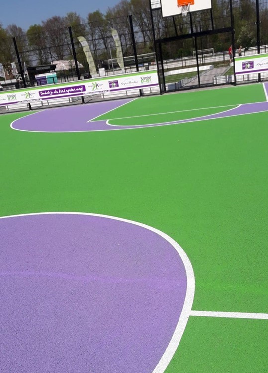 Waarom wij voor veel pannakooien nog steeds gewone betontegels adviseren 6 Sportkooi met waterdoorlatend beton vloer geleverd door SKWshop met fraaie coating afgewerkt